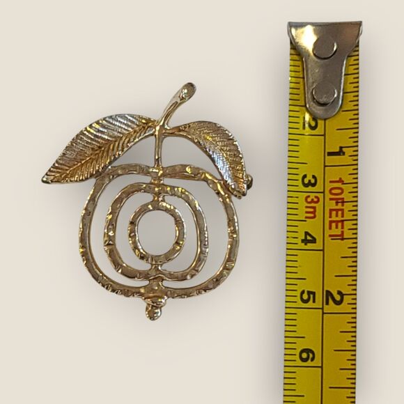 Vintage Sarah Coventry Gold Tone Hammered Apple Brooch Signed - Picture 3 of 8